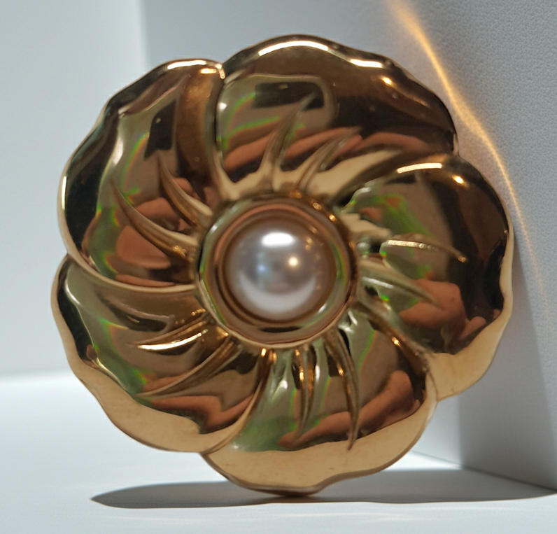 Złoty pierścionek w kształcie kwiatu z białą perłą, kobiecy i elegancki. Rozmiar 17 mm, regulowany. Stal nierdzewna, stal chirurgiczna, wodoodporne, hipoalergiczne, jakość premium. Rouge Bizu.