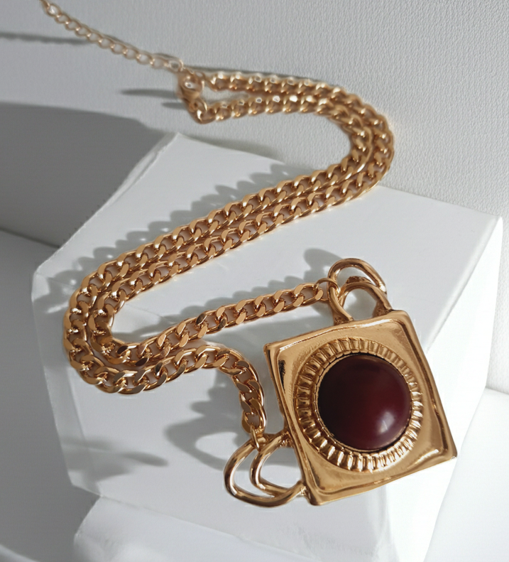 Złoty naszyjnik retro z czerwonym kamieniem – styl vintage glamour