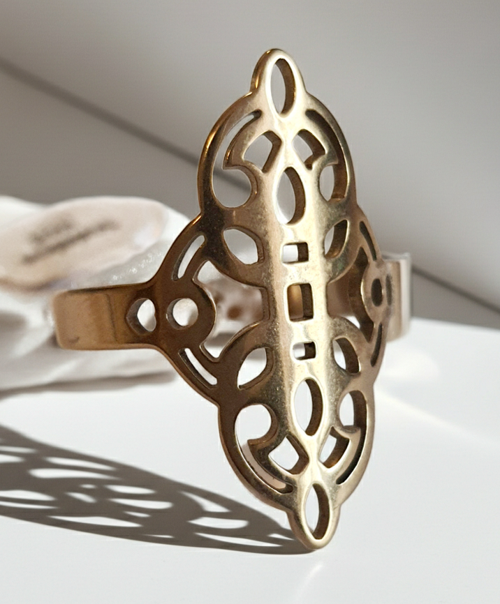 20mm Gold Stainless Steel Ring – Geometric Lines and Light
