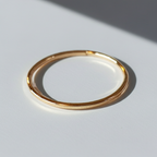 Złoty pierścionek ze stali chirurgicznej, cienka obrączka o gładkim połysku, rozmiar 16 mm, klasyczny minimalistyczny design. Stal nierdzewna, wodoodporne, hipoalergiczne, jakość premium. Rouge Bizu.