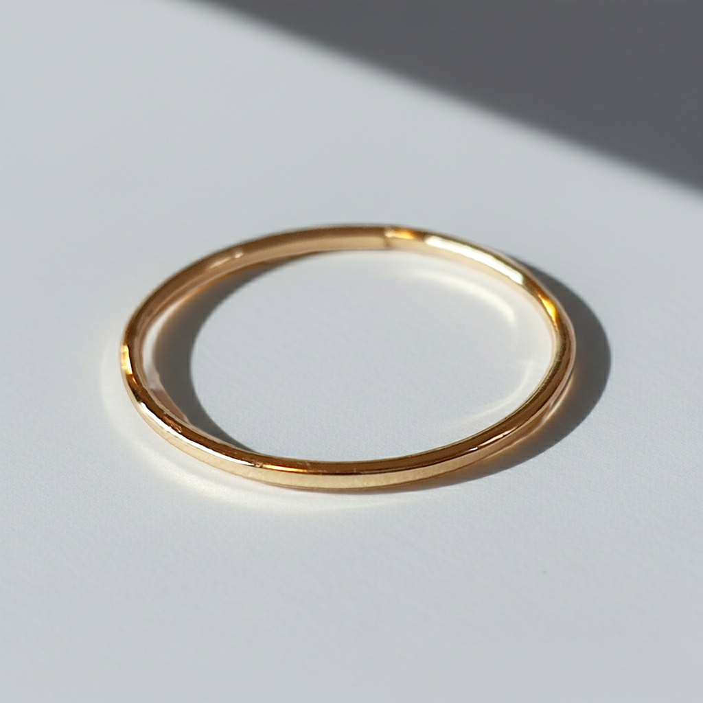 Złoty pierścionek ze stali chirurgicznej, cienka obrączka o gładkim połysku, rozmiar 16 mm, klasyczny minimalistyczny design. Stal nierdzewna, wodoodporne, hipoalergiczne, jakość premium. Rouge Bizu.