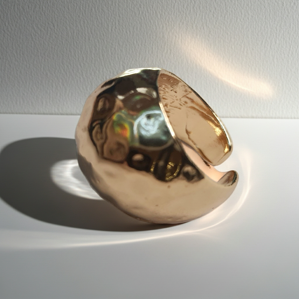 Złoty pierścionek o młotkowanej powierzchni, stal chirurgiczna, stal nierdzewna, polerowany, elegancki, minimalistyczny styl, rozmiar 18 mm, wodoodporny, hipoalergiczny, jakość premium, Rouge Bizu.