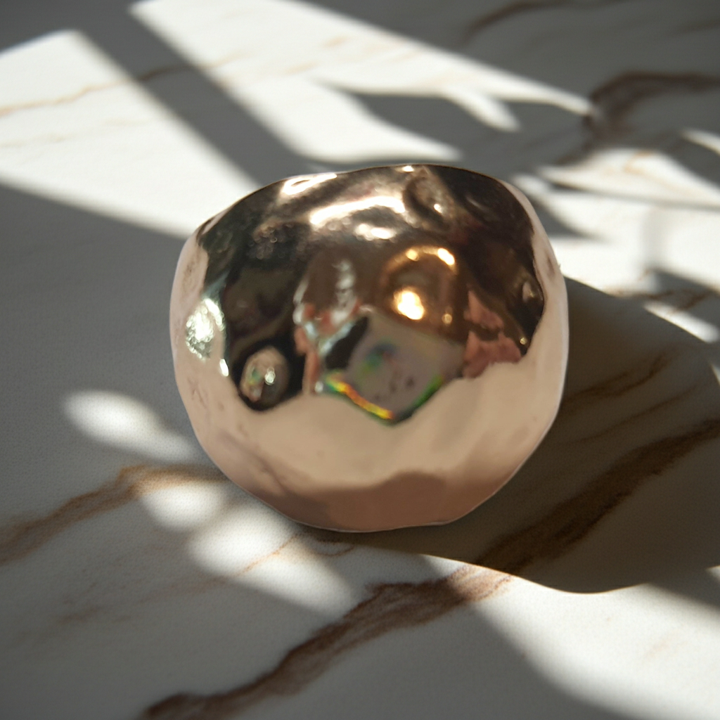Złoty pierścionek o młotkowanej powierzchni, stal chirurgiczna, stal nierdzewna, polerowany, elegancki, minimalistyczny styl, rozmiar 18 mm, wodoodporny, hipoalergiczny, jakość premium, Rouge Bizu.