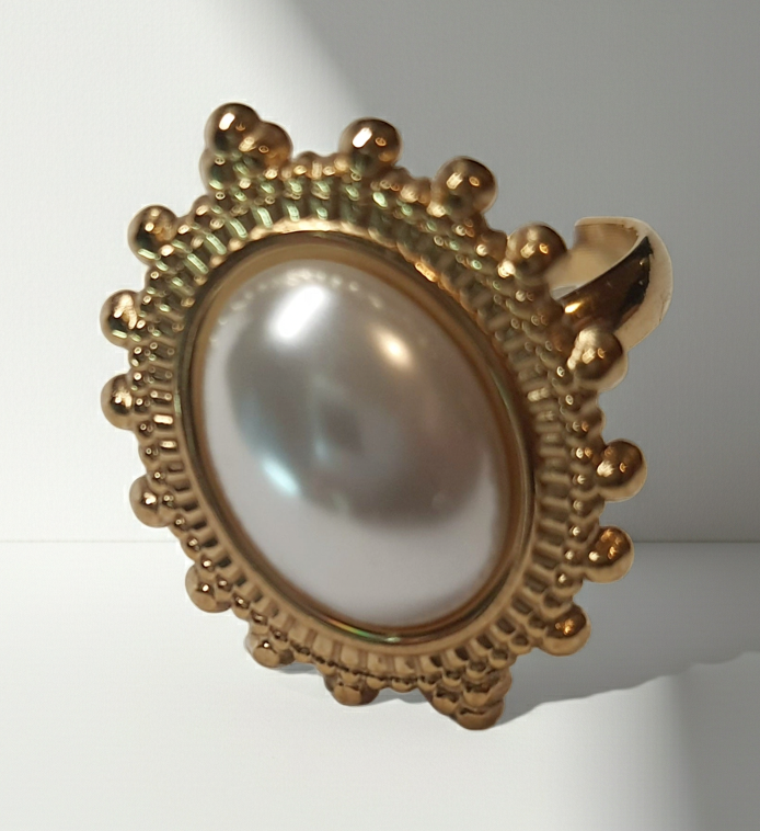 Złoty pierścionek z owalną perłą w stylu vintage, elegancki i klasyczny. Rozmiar 17 mm, lekko regulowany. Stal nierdzewna, stal chirurgiczna, wodoodporne, hipoalergiczne, jakość premium. Rouge Bizu.