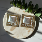 Kwadratowe kolczyki w złotej oprawie z perłowym środkiem i małymi perełkami, styl vintage glamour, 2,4 cm. Stal nierdzewna, stal chirurgiczna, wodoodporne, hipoalergiczne, jakość premium, RougeBizu.
