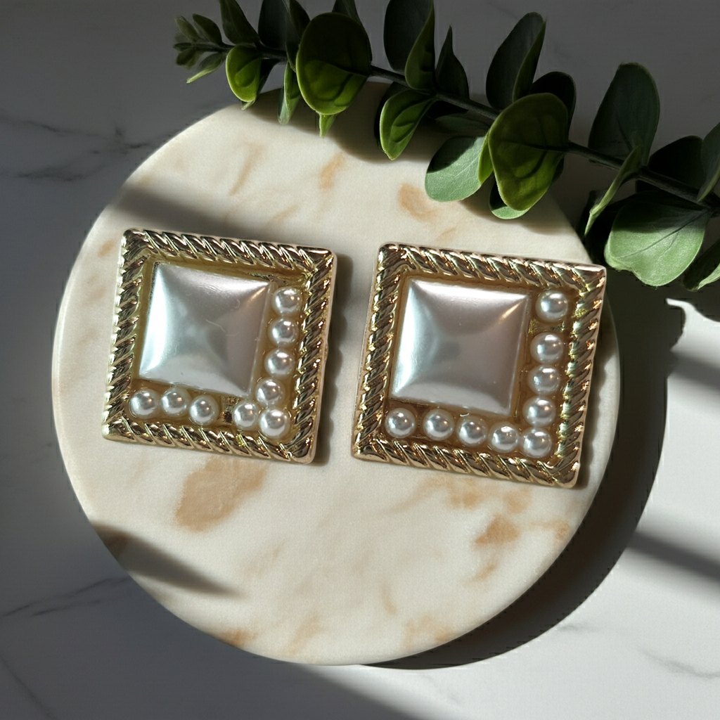 Kwadratowe kolczyki w złotej oprawie z perłowym środkiem i małymi perełkami, styl vintage glamour, 2,4 cm. Stal nierdzewna, stal chirurgiczna, wodoodporne, hipoalergiczne, jakość premium, RougeBizu.