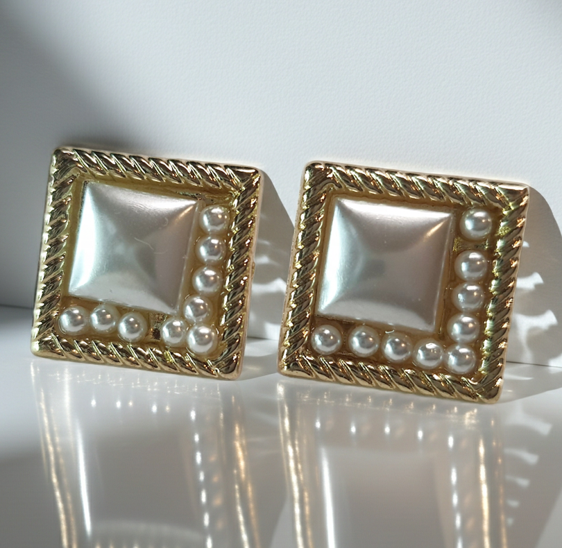 Kwadratowe kolczyki w złotej oprawie z perłowym środkiem i małymi perełkami, styl vintage glamour, 2,4 cm. Stal nierdzewna, stal chirurgiczna, wodoodporne, hipoalergiczne, jakość premium, RougeBizu.