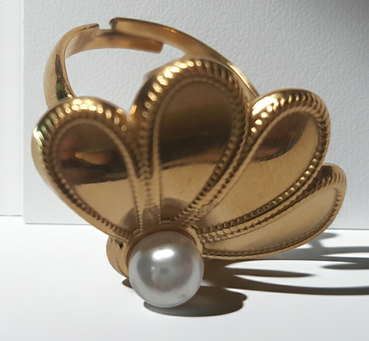 Złoty pierścionek w kształcie wachlarza z białą perłą, elegancki i nowoczesny. Rozmiar 17 mm, lekko regulowany. Stal nierdzewna, stal chirurgiczna, wodoodporne, hipoalergiczne, jakość premium. Rouge Bizu.