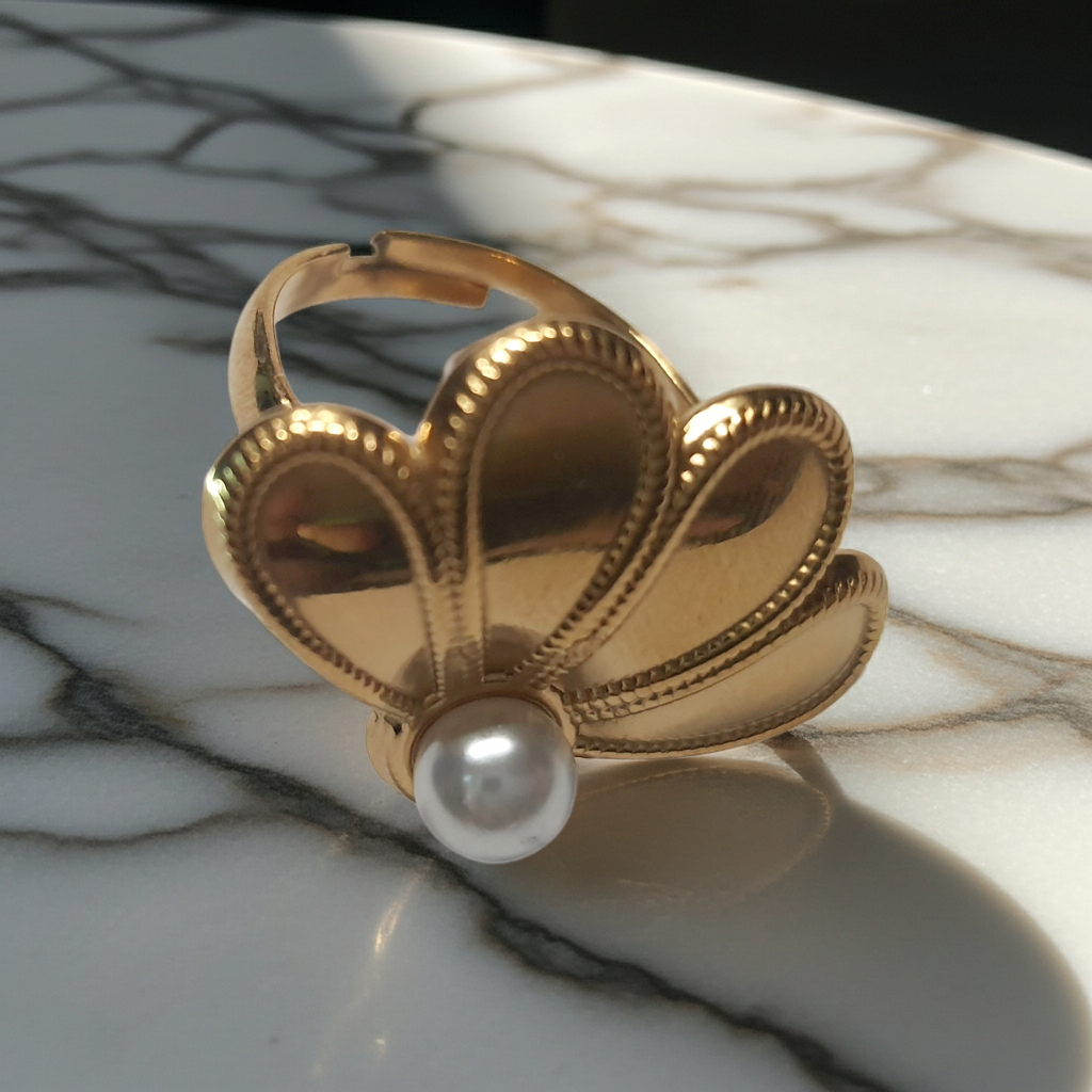 Złoty pierścionek w kształcie wachlarza z białą perłą, elegancki i nowoczesny. Rozmiar 17 mm, lekko regulowany. Stal nierdzewna, stal chirurgiczna, wodoodporne, hipoalergiczne, jakość premium. Rouge Bizu.