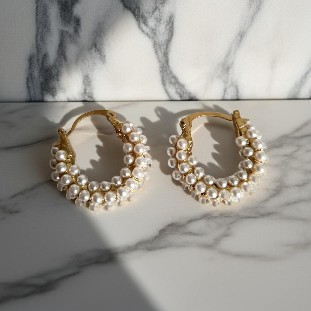 Kolczyki koła ze stali nierdzewnej, złocone, ozdobione rzędem białych perełek, średnica 2,4 cm, RougeBizu.