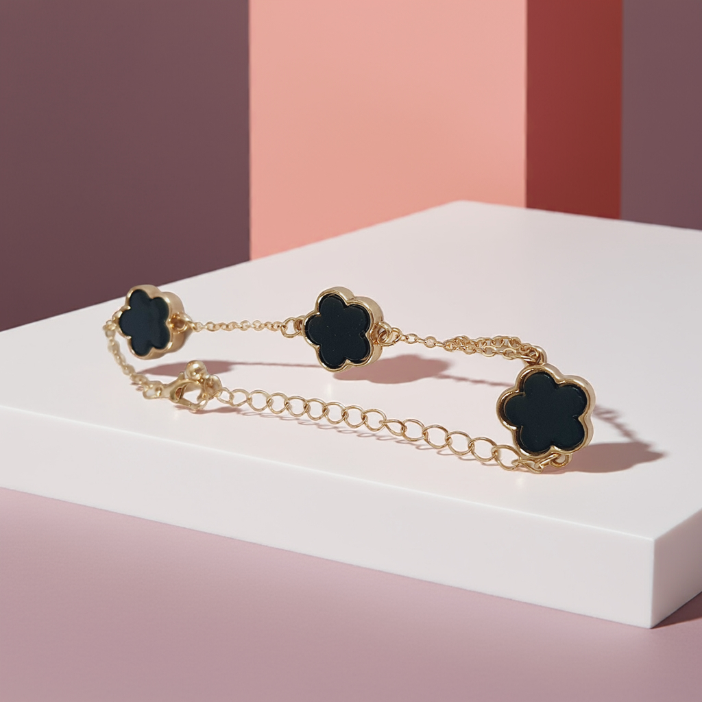 Złota bransoletka z trzema czarnymi kwiatami, stal nierdzewna, długość regulowana 17–22 cm, wodoodporna biżuteria RougeBizu | RougeBizu
