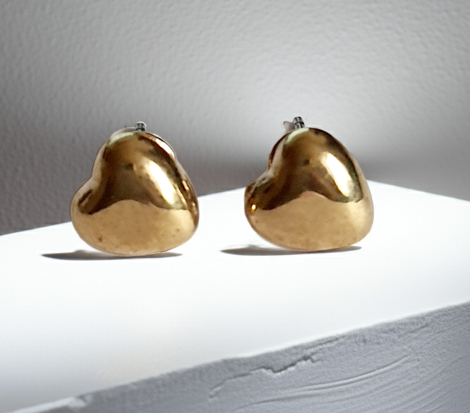 Złote kolczyki w kształcie małych serduszek 0,5 cm ze stali nierdzewnej, na białym tle
