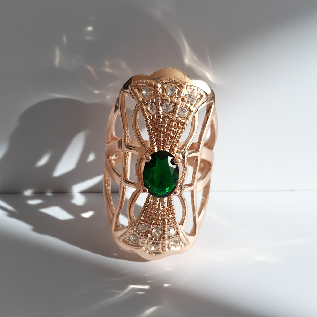Szmaragdowa korona blasku – ozdobny pierścionek w stylu vintage z zielonym oczkiem