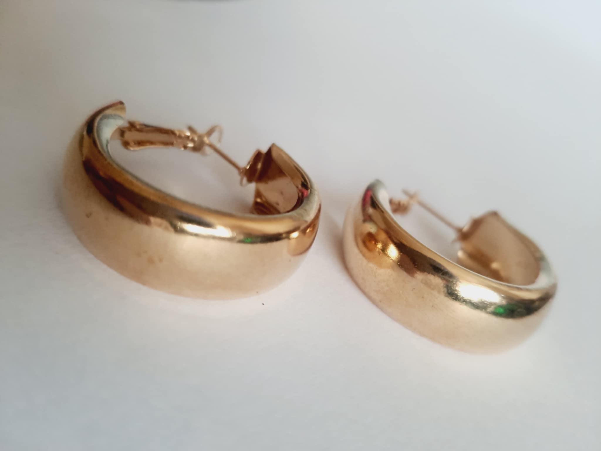 Kolczyki koła ze stali nierdzewnej o pełnej, klasycznej formie i średnicy 3 cm. Gładkie wykończenie, elegancki styl. RougeBizu.

