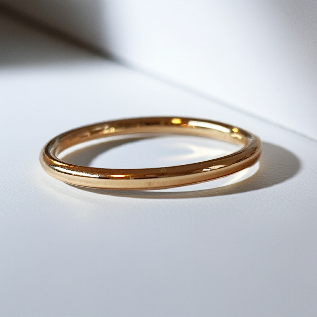 Złota obrączka ze stali chirurgicznej, delikatnie zaokrąglona, gładka i połyskliwa, rozmiar 16 mm, klasyczny minimalistyczny pierścionek. Stal nierdzewna, wodoodporne, hipoalergiczne, jakość premium. Rouge Bizu.