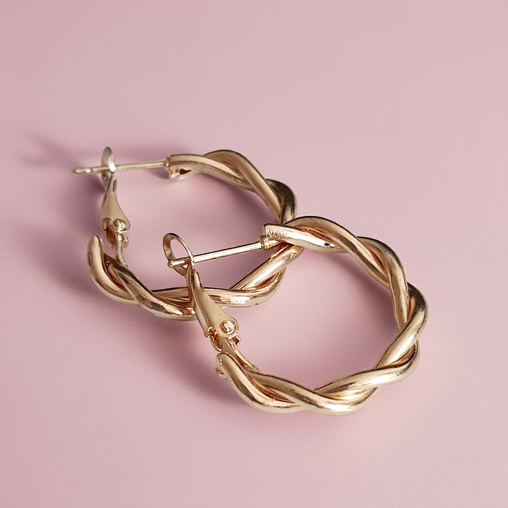 Złote kolczyki plecione ze stali nierdzewnej, eleganckie okrągłe koła o średnicy 2,5 cm, błyszczące, nowoczesne i trwałe, idealne do stylizacji codziennych i wieczorowych
