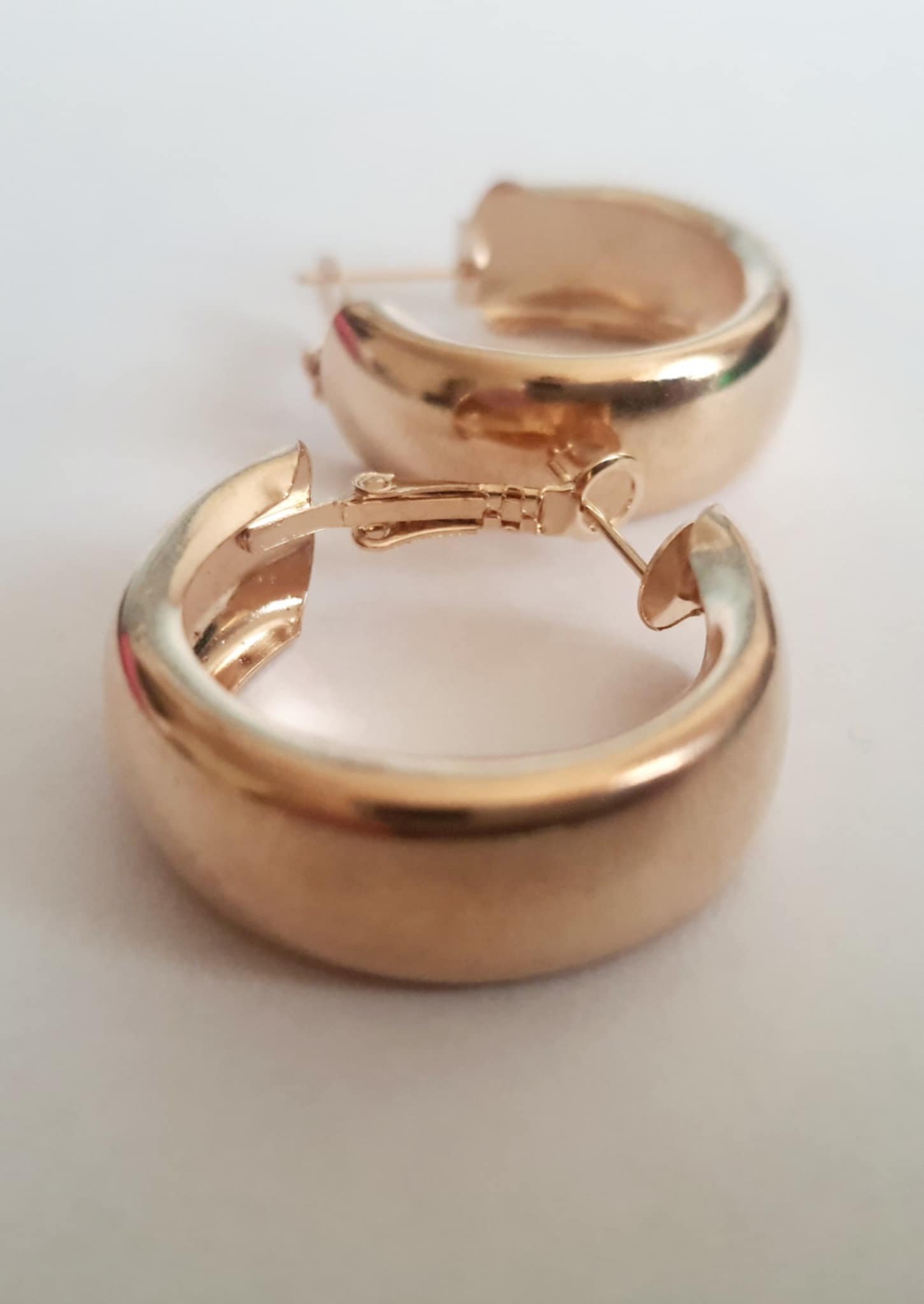 Kolczyki koła ze stali nierdzewnej o pełnej, klasycznej formie i średnicy 3 cm. Gładkie wykończenie, elegancki styl. RougeBizu.

