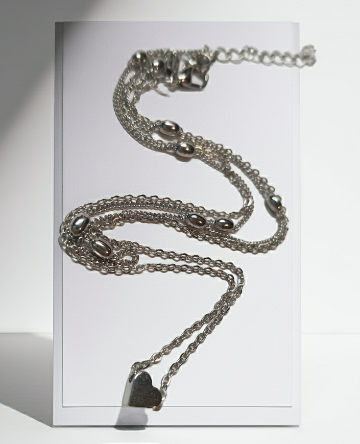 Srebrny łańcuszek celebrytka z zawieszką w kształcie serduszka, stal chirurgiczna, stal nierdzewna, wodoodporne, hipoalergiczne, jakość premium, długość 40–46 cm, RougeBizu.