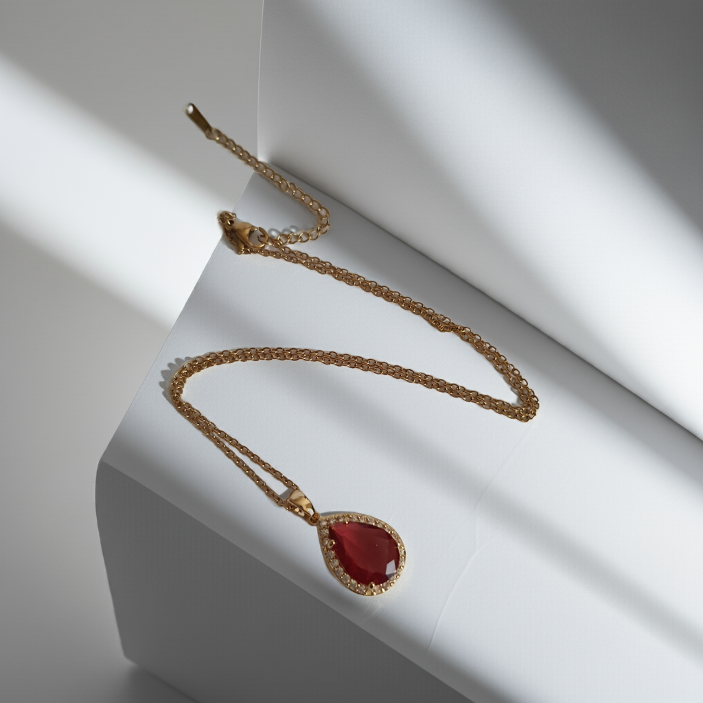 Naszyjnik złoty 41–47 cm ze stali nierdzewnej, zawieszka w kształcie łezki z rubinowym kryształem otoczonym cyrkoniami, Rouge Bizu.#bizuteria #biżuteriapozłacana #stalnierdzewna #stalchirurgiczna #platerowane18k #wodoodporne #hipoalergiczne #retro #vintage #złotynaszyjnik #rougebizu