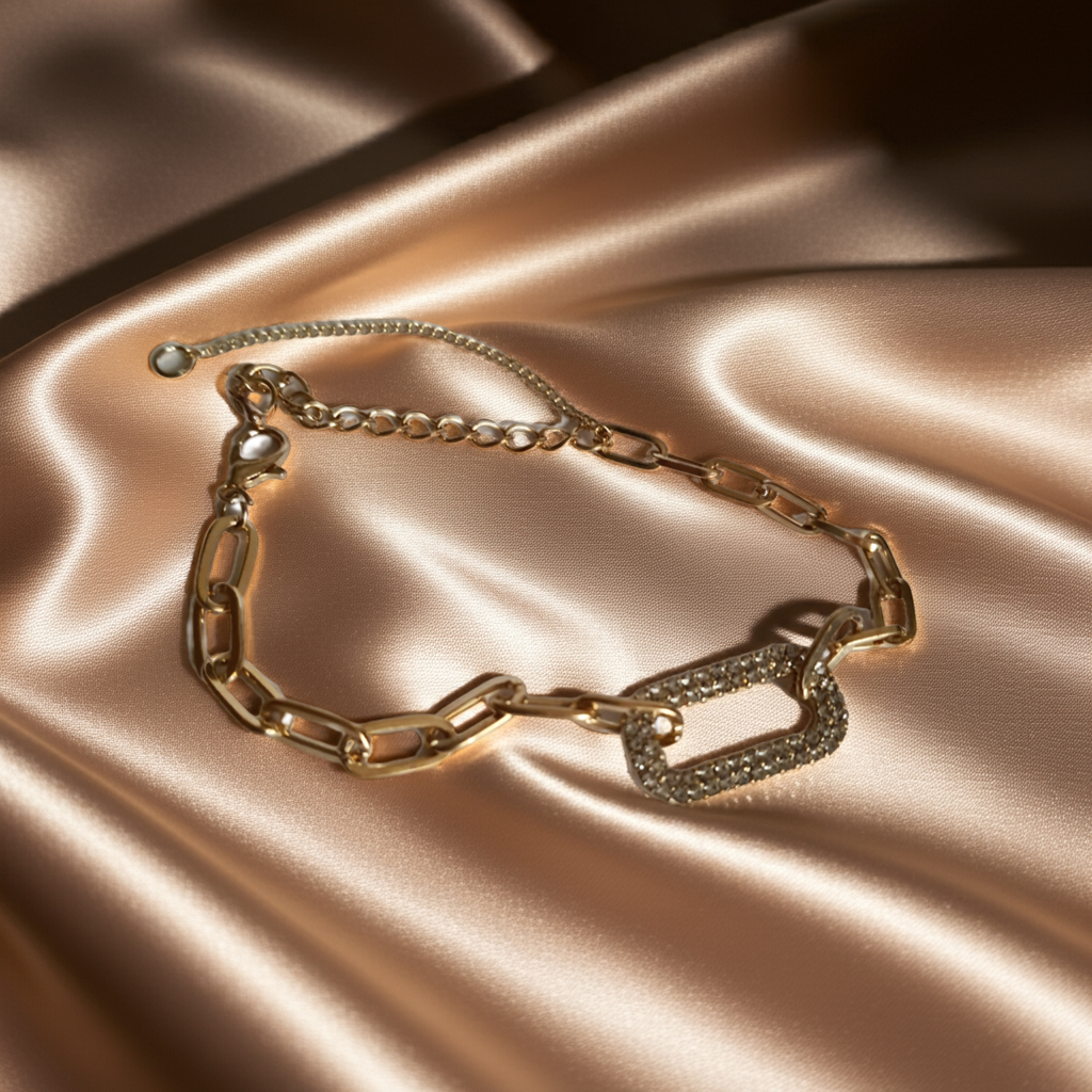 Złota bransoletka ze stali nierdzewnej z łańcuszkowym splotem i centralnym ogniwem wysadzanym transparentnymi kryształami, regulowana długość 17–22 cm, Rouge Bizu.