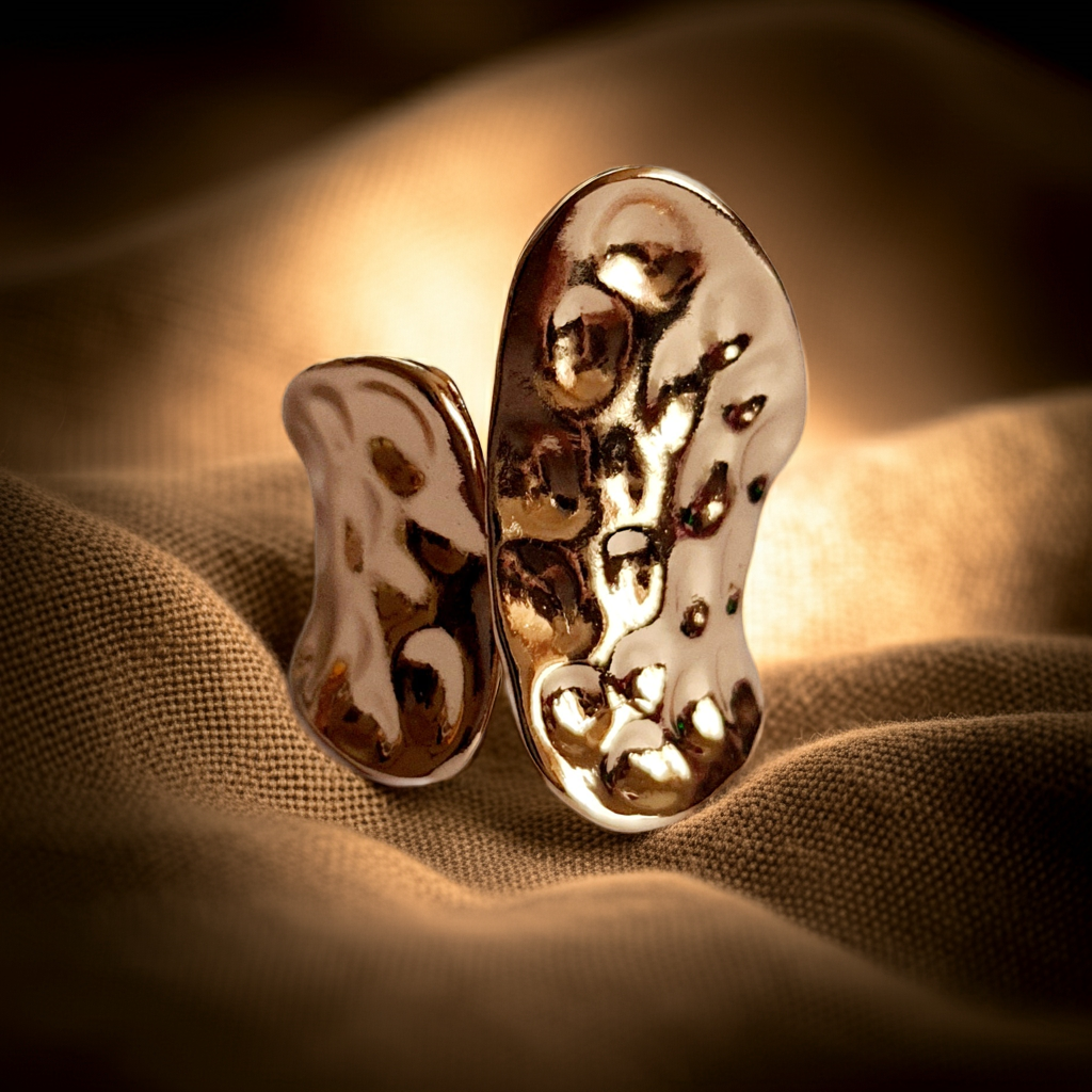 Pierścionek rzeźbiarski z żółtego złota, nieregularna tekstura, połyskująca powierzchnia, stal nierdzewna, rozmiar 17 mm, nowoczesna elegancja. Rouge Bizu.

