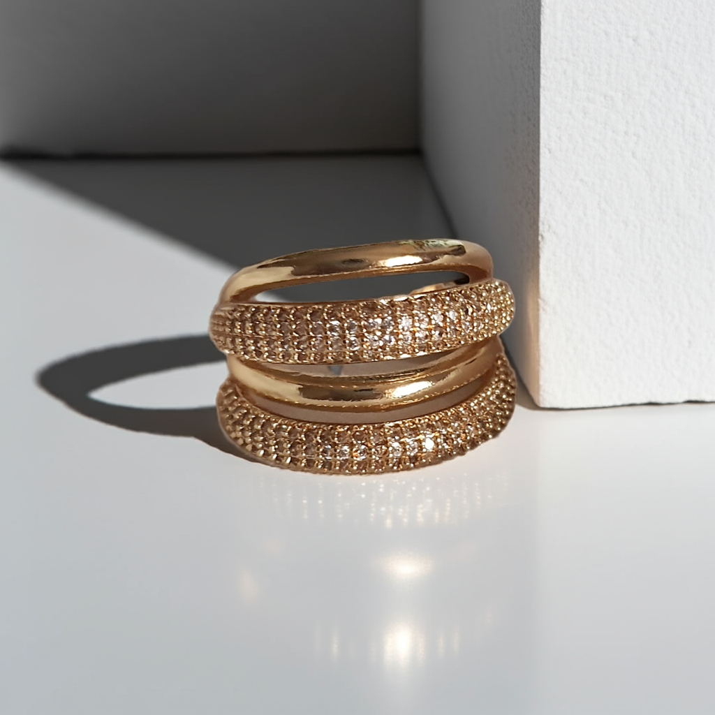 Pierścionek damski ze stali nierdzewnej, rozmiar 20 mm, złoty, potrójna obrączka – dwie linie wysadzane cyrkoniami i jedna gładka, styl glamour, Rouge Bizu.