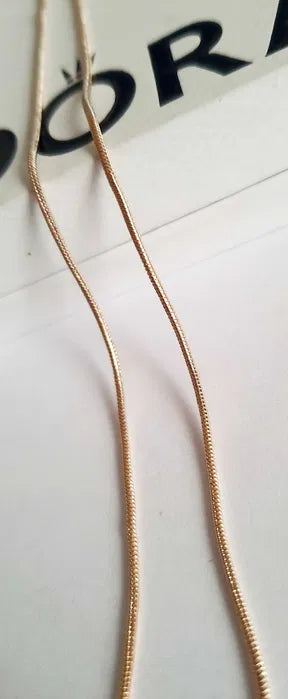 Delikatny łańcuszek typu linka ze stali chirurgicznej w kolorze żółtego złota, z regulacją długości 37–44 cm i karabińczykiem. Idealny do zawieszek. Rouge Bizu.


