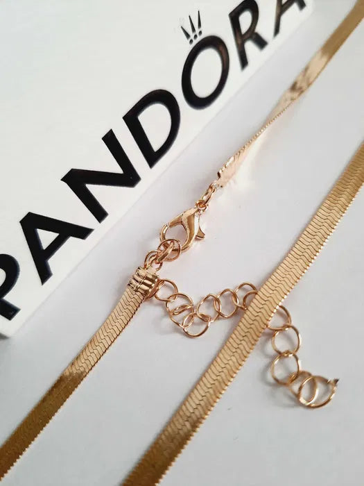 Złoty szeroki łańcuszek typu żmijka ze stali chirurgicznej, regulowana długość 40–46 cm, intensywny połysk, nowoczesny styl, Rouge Bizu.

