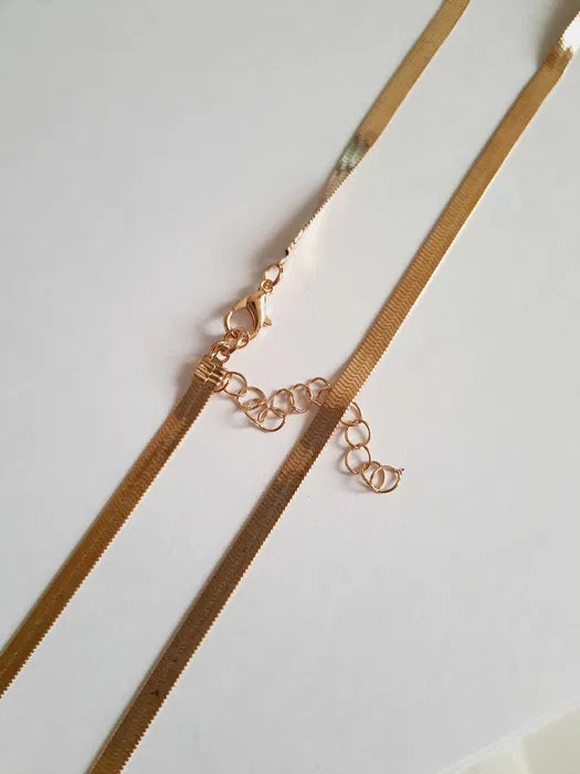 Złoty szeroki łańcuszek typu żmijka ze stali chirurgicznej, regulowana długość 40–46 cm, intensywny połysk, nowoczesny styl, Rouge Bizu.

