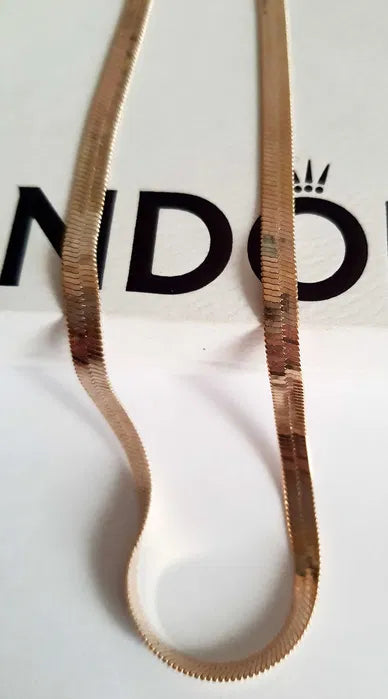 Złoty szeroki łańcuszek typu żmijka ze stali chirurgicznej, regulowana długość 40–46 cm, intensywny połysk, nowoczesny styl, Rouge Bizu.

