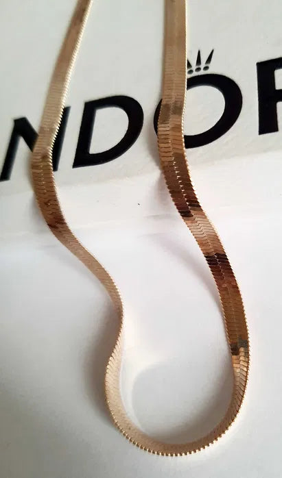 Złoty szeroki łańcuszek typu żmijka ze stali chirurgicznej, regulowana długość 40–46 cm, intensywny połysk, nowoczesny styl, Rouge Bizu.

