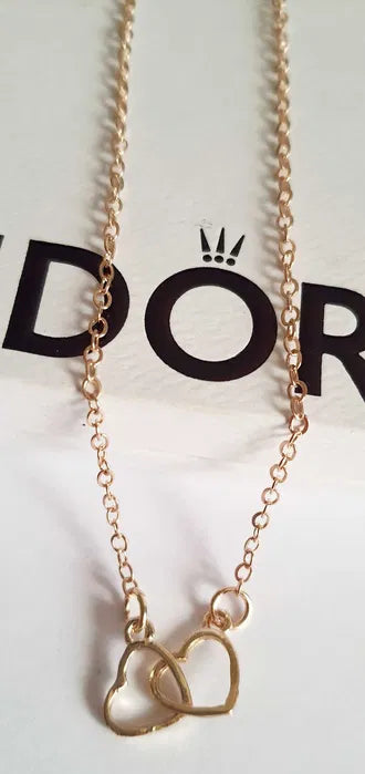 Złoty łańcuszek celebrytka z zawieszką z dwóch przeplatających się serduszek, długość 47–53 cm, wykonany ze stali chirurgicznej.

