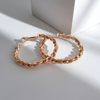 Złote kolczyki plecione hoop ze stali nierdzewnej / chirurgicznej, lekkie koła o średnicy 3,5 cm z efektem skręcanego łańcuszka, elegancka biżuteria w stylu vintage.

