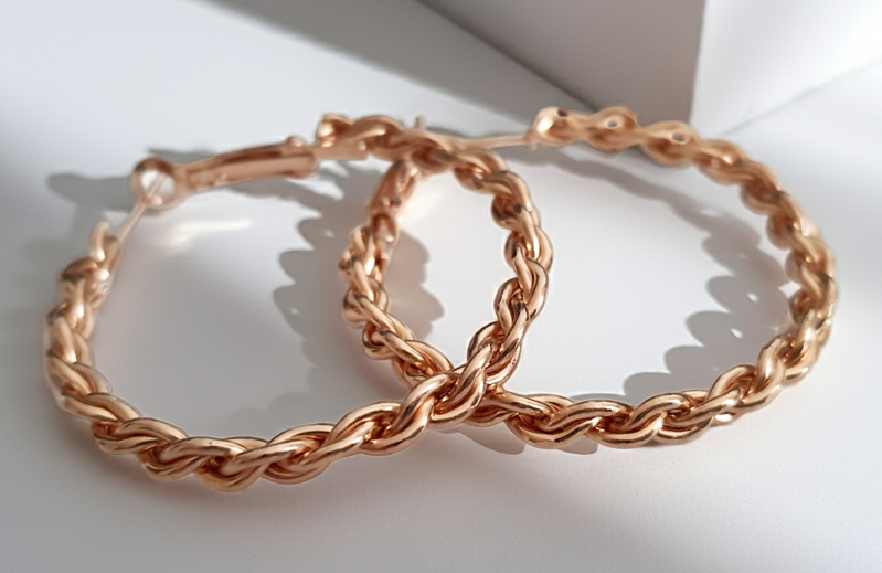 Złote kolczyki plecione hoop ze stali nierdzewnej / chirurgicznej, lekkie koła o średnicy 3,5 cm z efektem skręcanego łańcuszka, elegancka biżuteria w stylu vintage.

