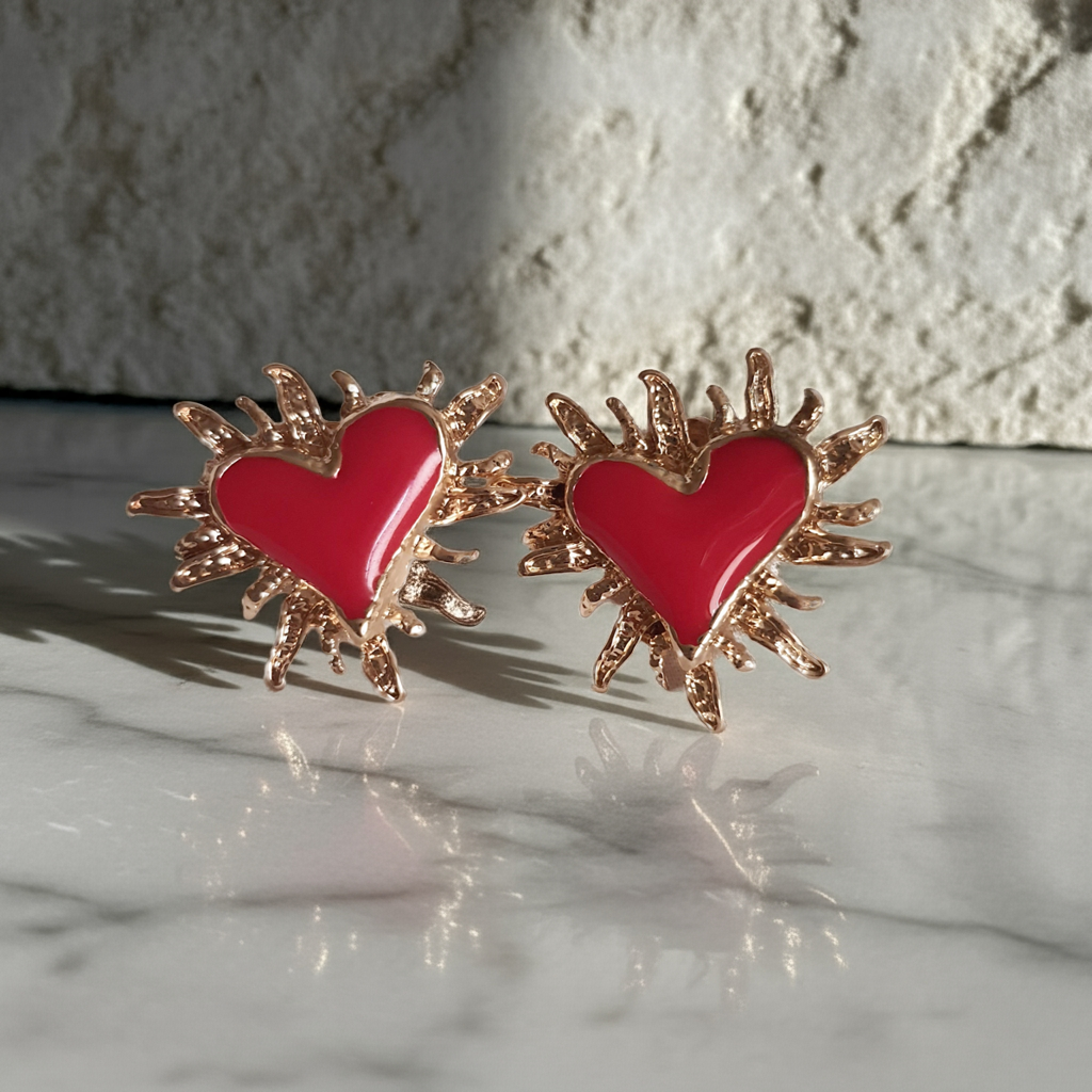 Kolczyki damskie ze stali nierdzewnej, rozmiar 2,5 cm, złote serca w intensywnej czerwieni otoczone promieniami/płomieniami, wyrazisty styl glamour, Rouge Bizu.