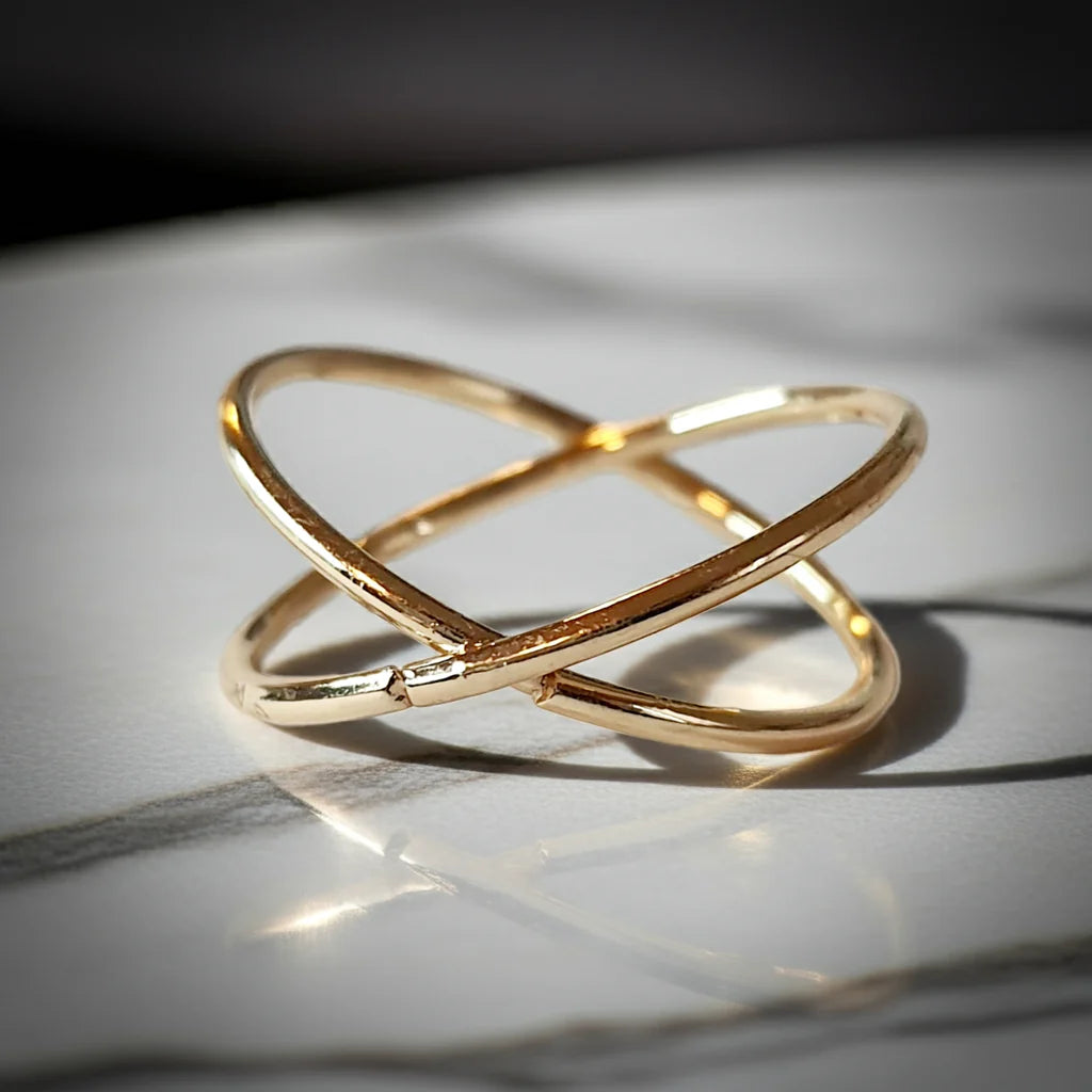 Złoty pierścionek krzyżowany ze stali chirurgicznej, otwarty, nowoczesny design, rozmiar 20 mm, połyskliwy minimalistyczny styl. Stal nierdzewna, wodoodporne, hipoalergiczne, jakość premium. Rouge Bizu.