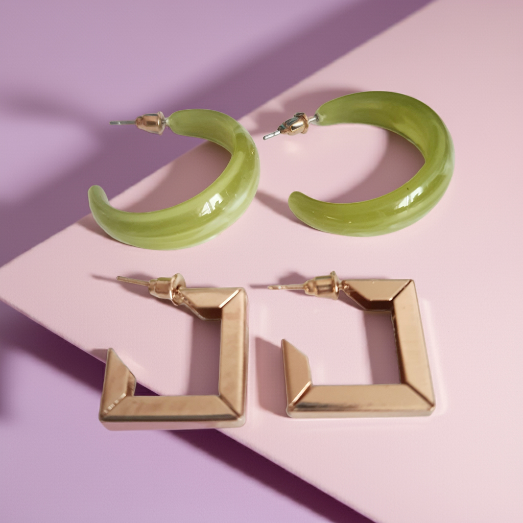 Kolczyki zestaw dwóch par: eleganckie złote kolczyki geometryczne oraz kolczyki typu hoop w stylu boho z jadeitowego tworzywa. Styl vintage, długość 2 cm.
