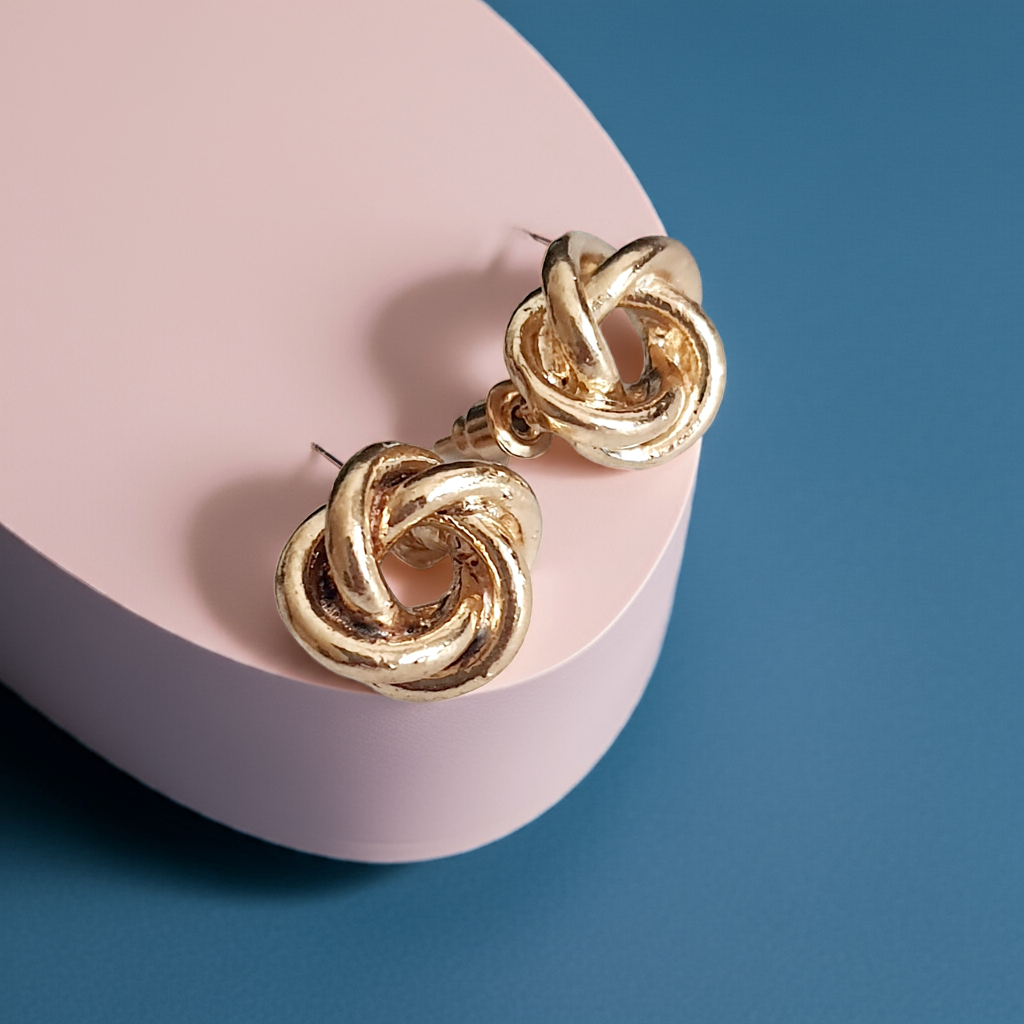 kolczyki wkrętki wykonane ze stali nierdzewnej w kolorze ciepłego żółtego złota. Piękny wzór, ponadczasowa elegancja. stal nierdzewna, stal chirurgiczna. rouge bizu