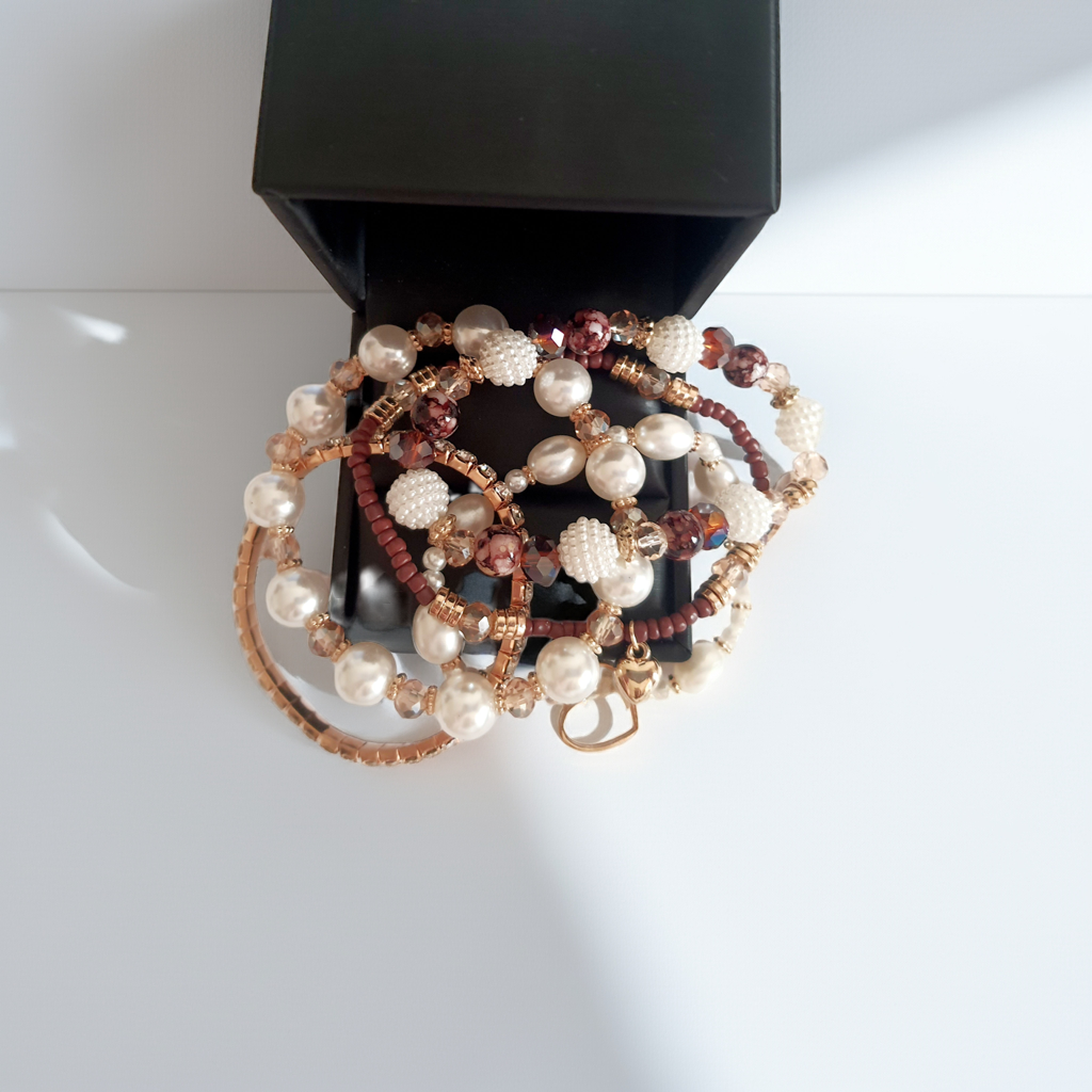 Zestaw pięciu elastycznych bransoletek na gumce z perłami, szkłem, kryształkami i złotymi akcentami. Styl romantyczny i boho. Zawieszka w kształcie serca. Wygodne dopasowanie. Rouge Bizu.

