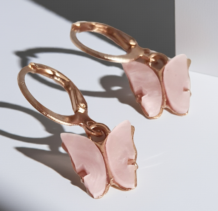 Kolczyki z różowymi zawieszkami w kształcie motyli – romantyczne, subtelne, 2,5 cm ze stali nierdzewnej. rouge bizu