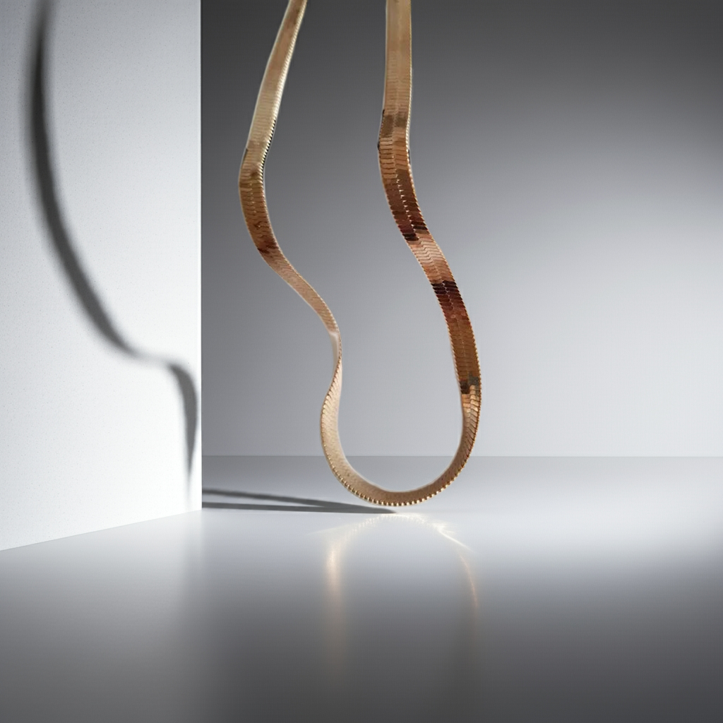 Złoty szeroki łańcuszek typu żmijka ze stali chirurgicznej, regulowana długość 40–46 cm, intensywny połysk, nowoczesny styl, Rouge Bizu.
