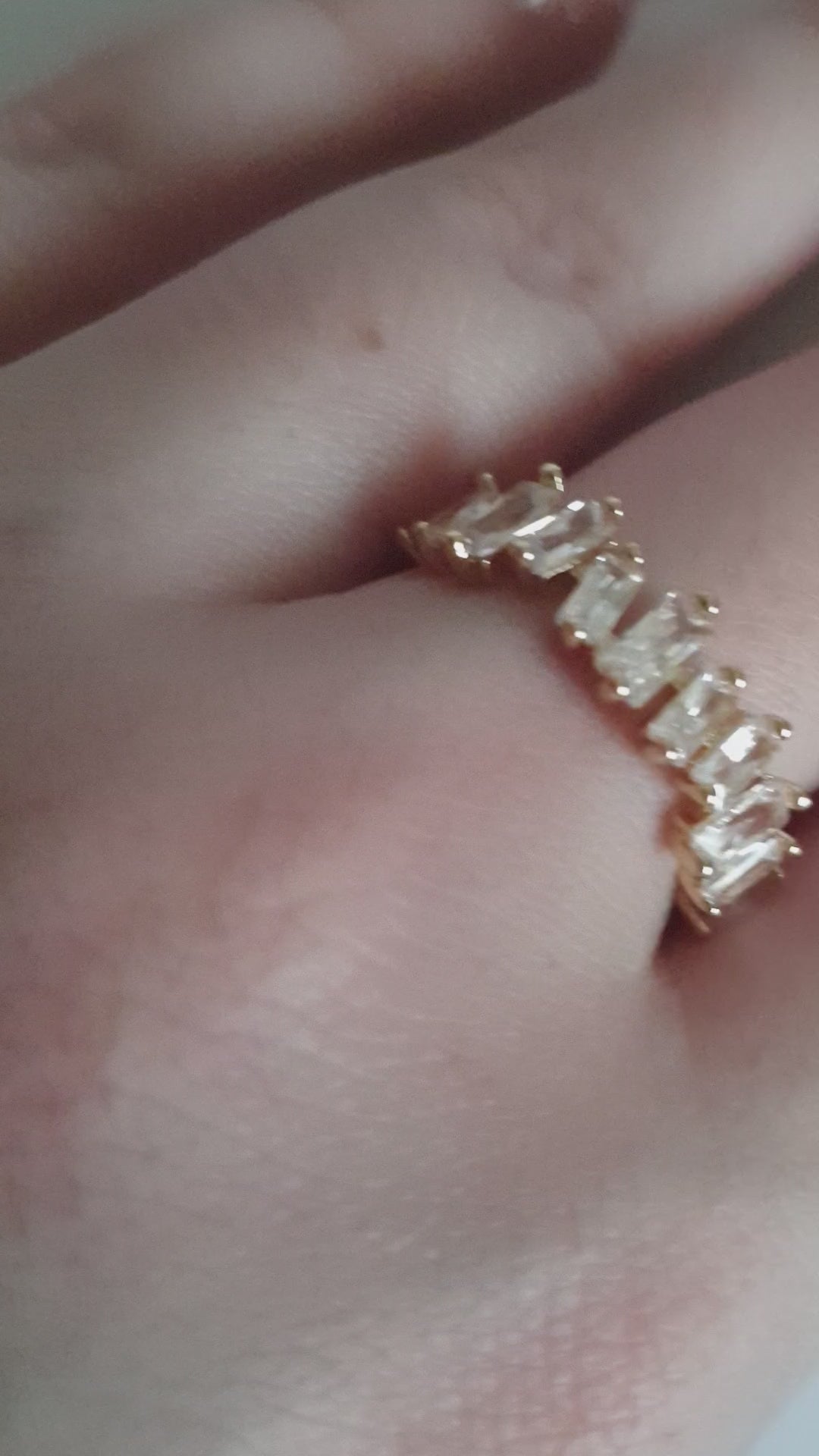 Pierścionek glamour ze stali nierdzewnej, złocony, regulowany, zdobiony rzędem prostokątnych cyrkonii w szlifie fasetowanym, rozmiar 19 mm, RougeBizu.