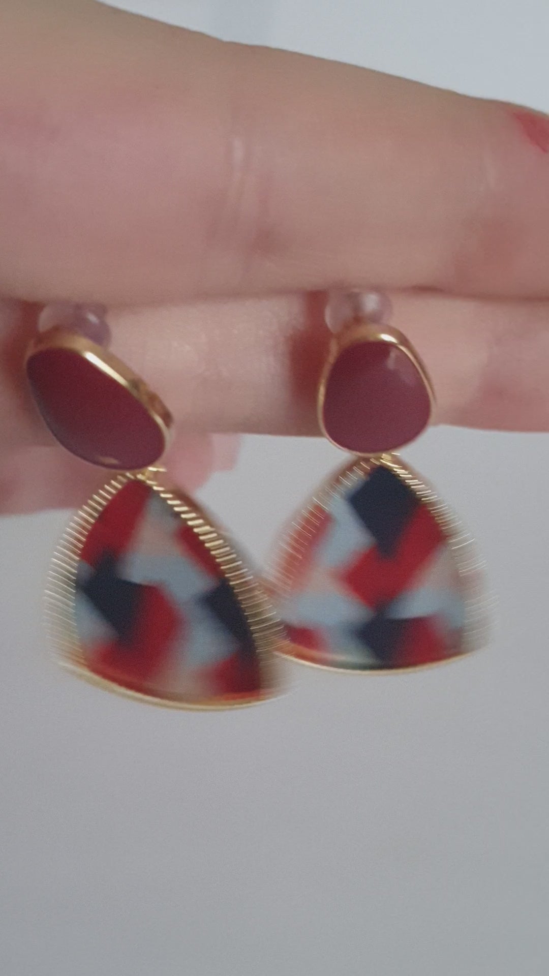 Kolczyki geometryczne boho glamour ze stali nierdzewnej, złocone, z kolorowym wzorem w czerwieni, granacie i błękicie, długość 4 cm, RougeBizu.