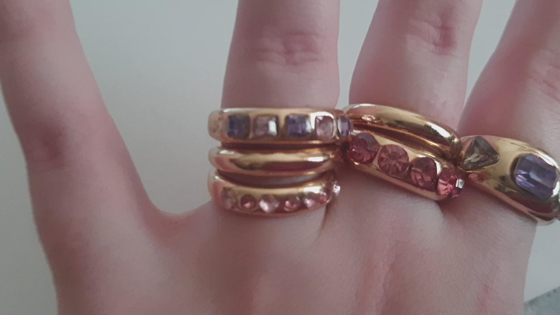 Komplet 6 złotych pierścionków z kolorowymi cyrkoniami w stylu chunky –  fioletowo różowe, rozmiary 17–20 mm

