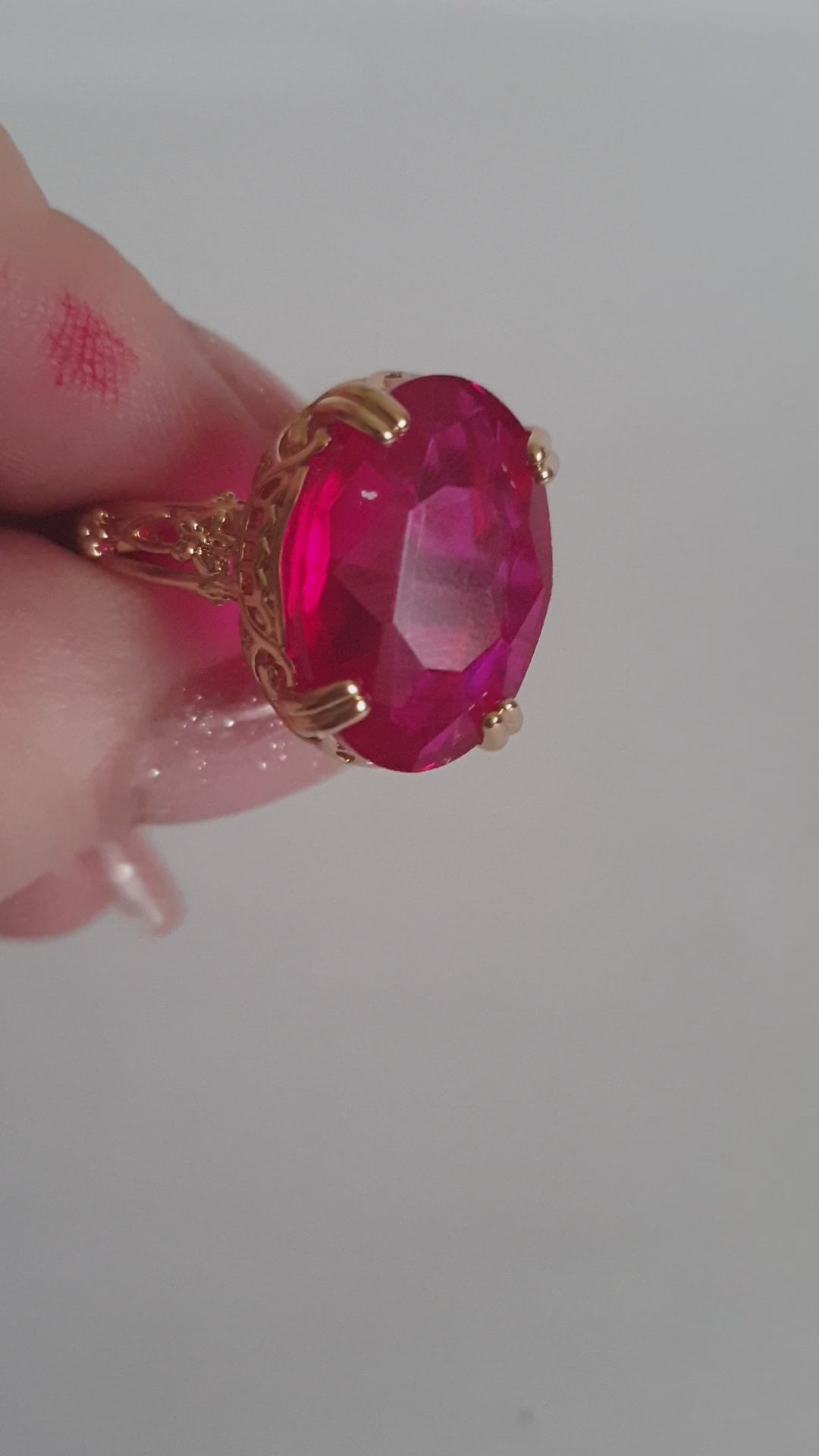 Pierścionek vintage glamour ze stali nierdzewnej, złocony, z dużym syntetycznym rubinowym kamieniem w szlifie fasetowanym, rozmiar 20 mm, RougeBizu.