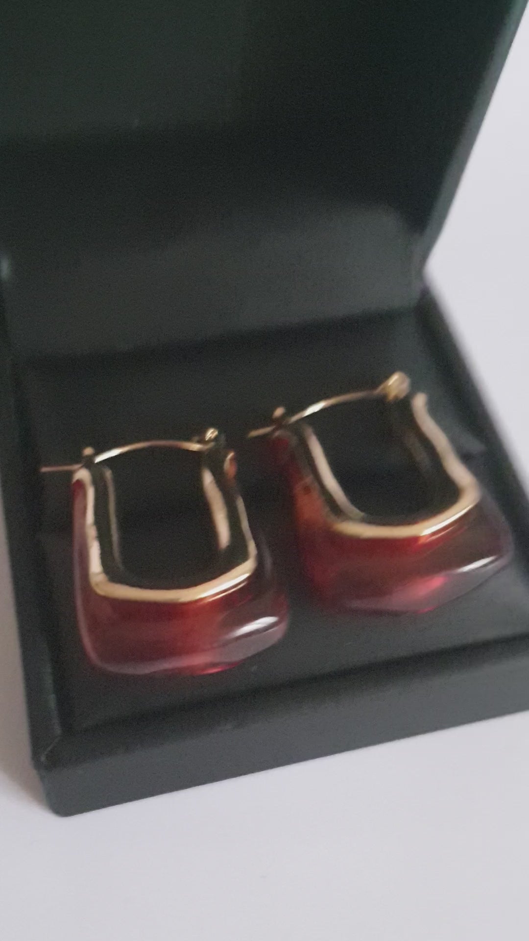 Kolczyki geometryczne glamour ze stali nierdzewnej, złocone, z bursztynowym elementem w odcieniach brązu i złota, długość 3 cm, RougeBizu.