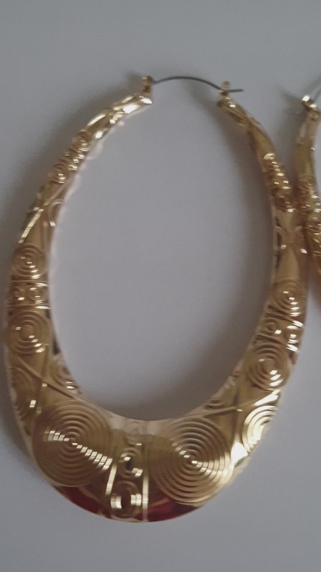 Kolczyki XXL ze stali nierdzewnej, złocone, o długości 11 cm, zdobione tłoczeniem w geometryczne spirale, RougeBizu.