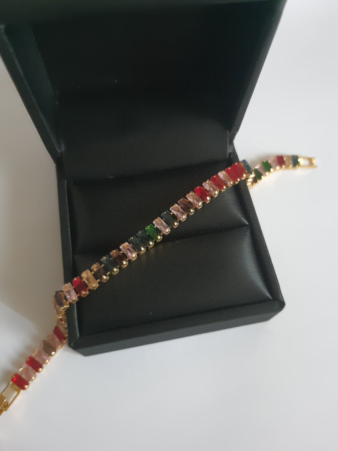 Bransoletka tęczowa glamour ze stali nierdzewnej, złocona, zdobiona wielobarwnymi prostokątnymi cyrkoniami w szlifie fasetowanym, długość 17,5 cm, RougeBizu.