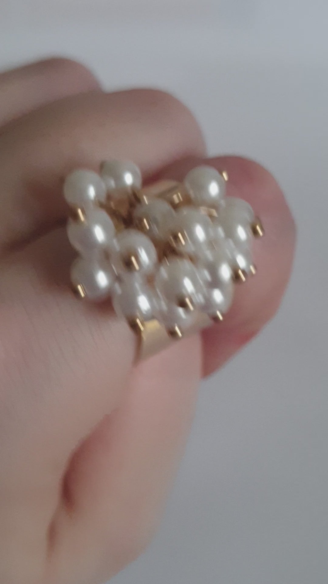 Pierścionek glamour ze stali nierdzewnej, złocony, szeroki regulowany, ozdobiony bukietem białych syntetycznych perełek, rozmiar 19 mm, RougeBizu.