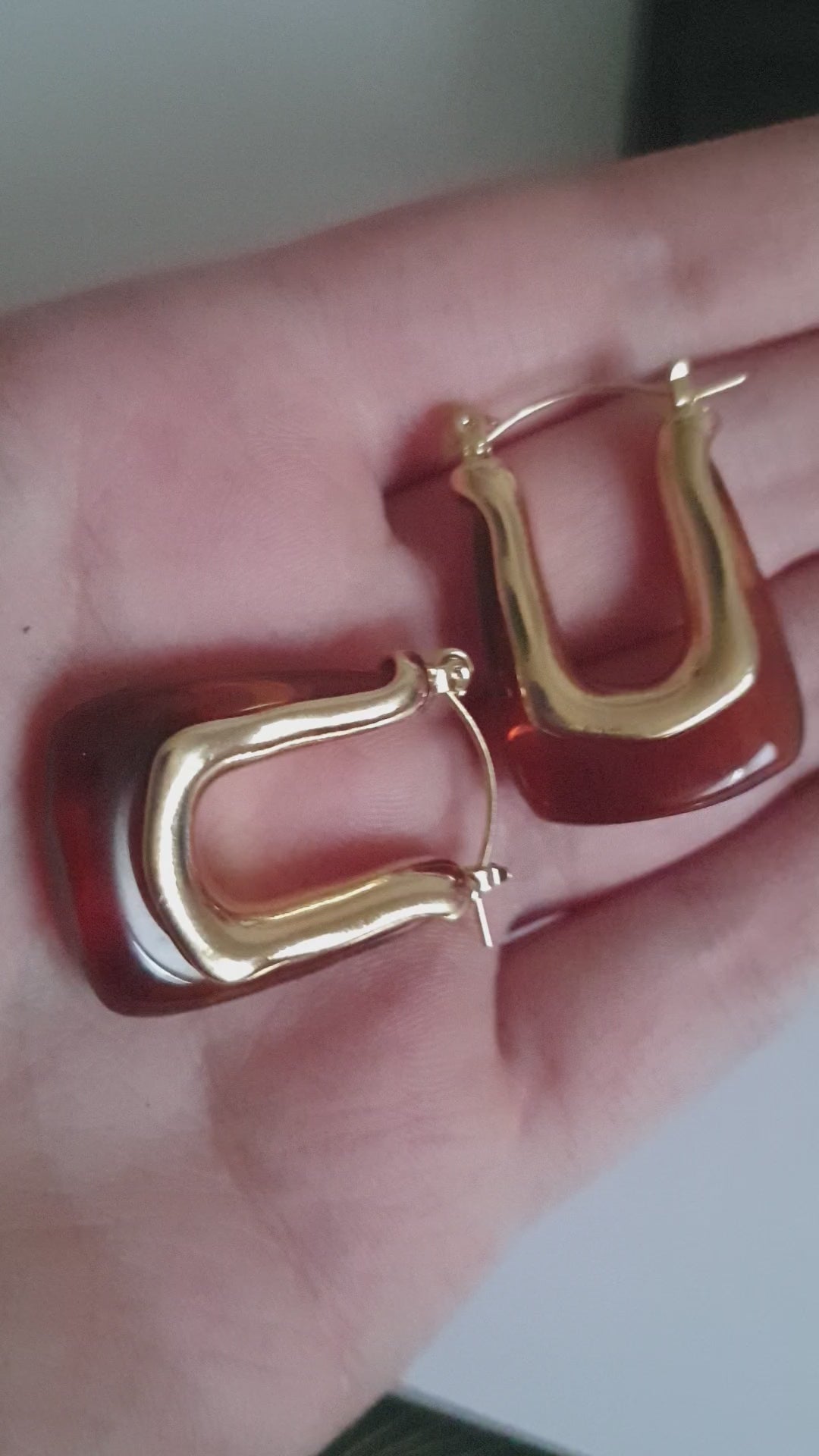 Kolczyki geometryczne glamour ze stali nierdzewnej, złocone, z bursztynowym elementem w odcieniach brązu i złota, długość 3 cm, RougeBizu.